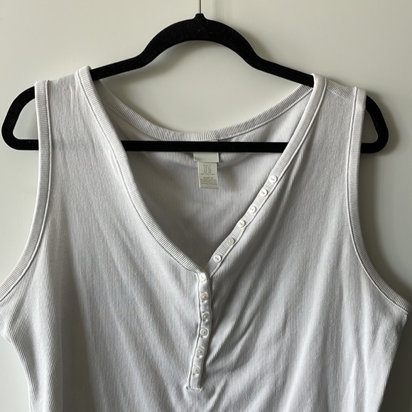 White tank with buttons - Picture 2 of 2